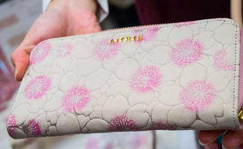 桜の花びら本革スウェード財布