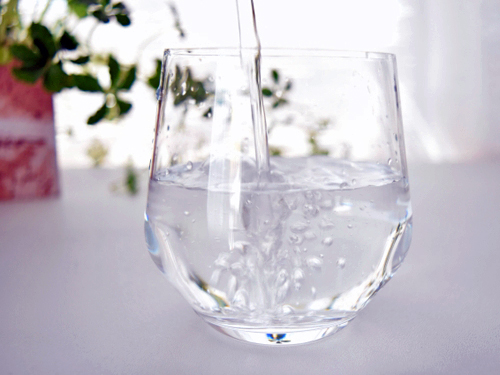 テーブルに置かれたコップの透明な水