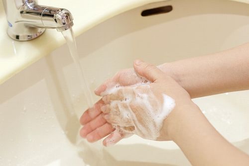 手洗いする女性