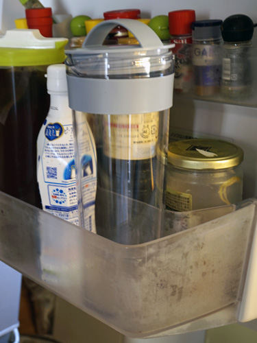 冷蔵庫のドアポケットの中の冷水筒
