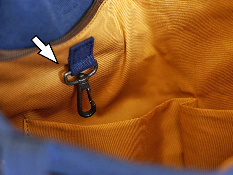 A4ｻｲｽﾞが入る倉敷帆布のヨコ型ショルダーの外側のポケットのキーポルダーをつける金具
