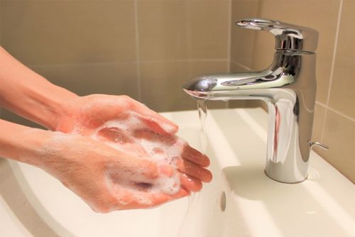 石鹸で手洗いをしている