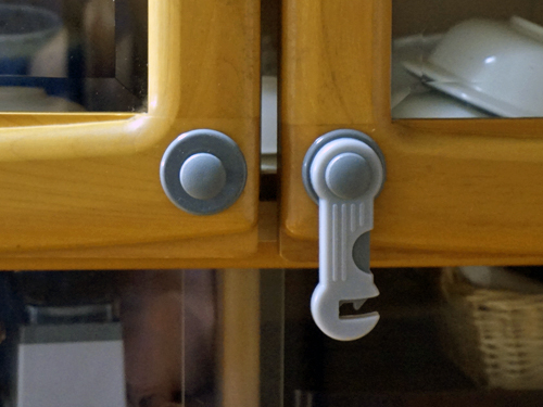 食器棚に取り付けた開き戸ロックが開錠されているところ