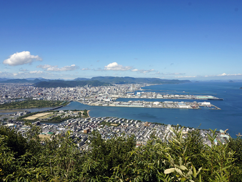 西尾根山頂から高松市街を眺めたところ