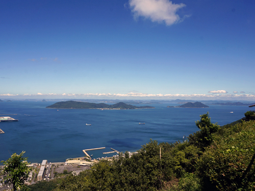 西尾根山頂から女木島と男木島を眺めたところ