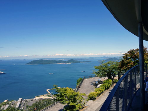 屋島山上のやしまーるから、女木島と男木島を眺めたところ