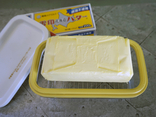 カットできちゃうバターケースの上にバターを載せているところ