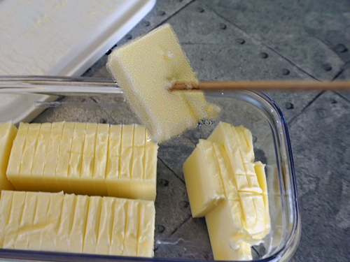 カットできちゃうバターケースからバターを竹串を使ってとりだすところ