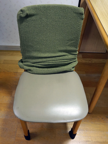 しゅくしゅ素材の伸びる椅子カバーを背もたれ部分だけ被せたところ